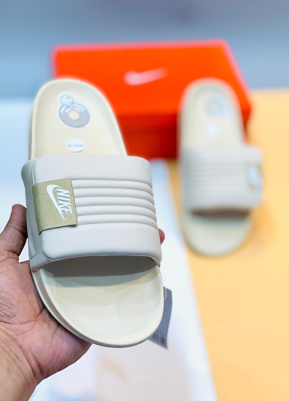 NIKE SOFT COMFORTABLE SLIPPER