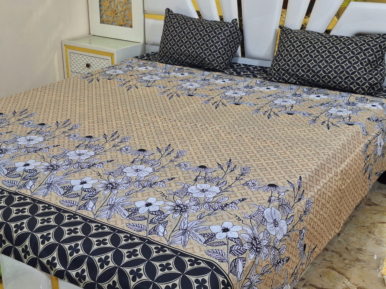 Salonika
Cotton Bedsheets
King Size bedsheets Double Bed