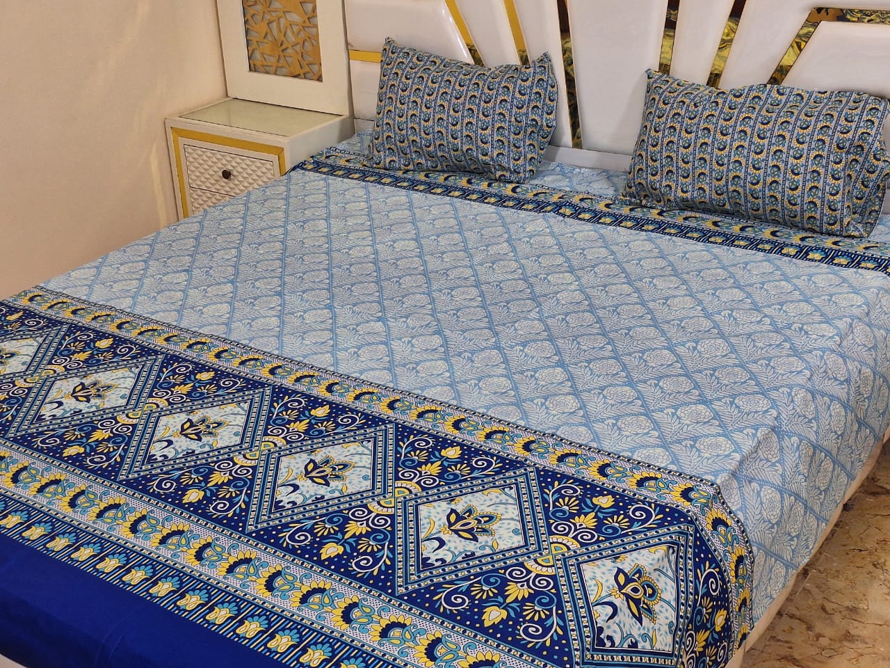 Salonika
Cotton Bedsheets
King Size bedsheets Double Bed