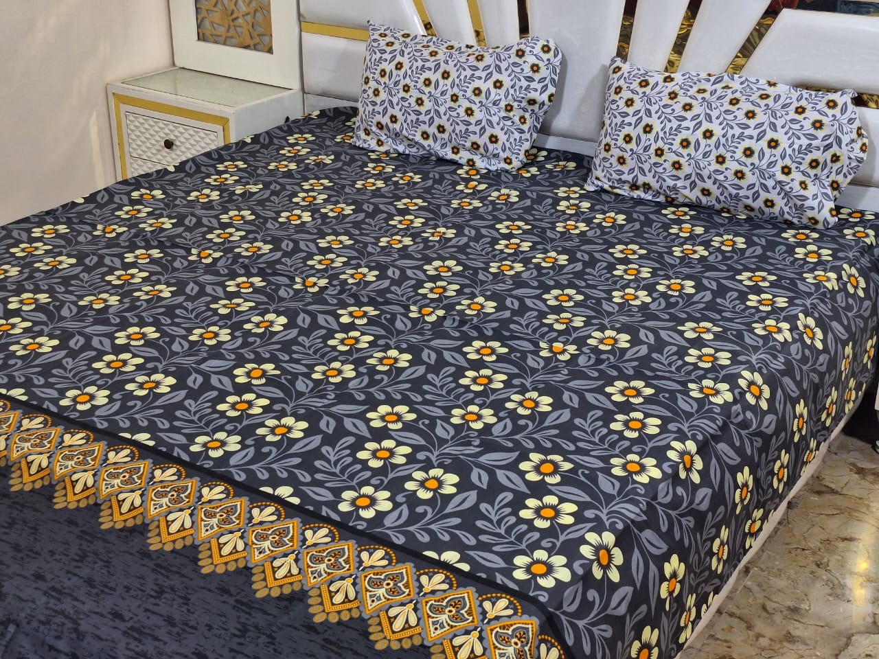 Salonika
Cotton Bedsheets
King Size bedsheets Double Bed