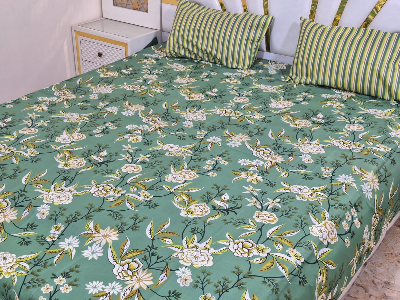 Salonika
Cotton Bedsheets
King Size bedsheets Double Bed