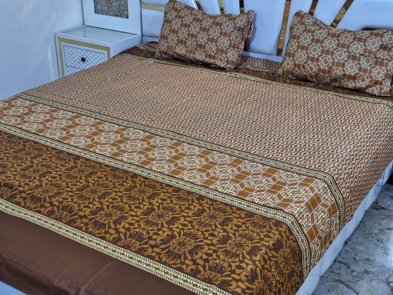 Salonika
Cotton Bedsheets
King Size bedsheets Double Bed