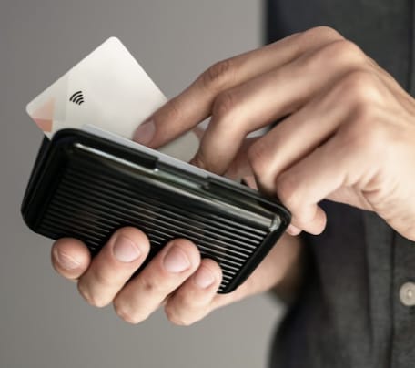 Aluma wallet Plus Cardholder